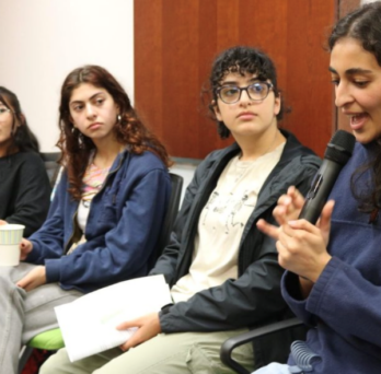 Students participate in a discussion led by the UIC Arab American Culture Center. 